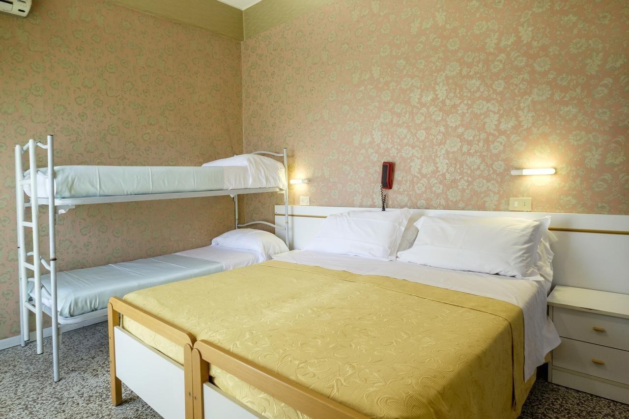 Hotel Giumer Римини Экстерьер фото