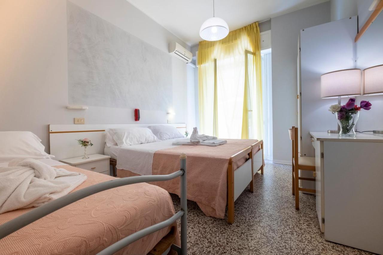 Hotel Giumer Римини Экстерьер фото