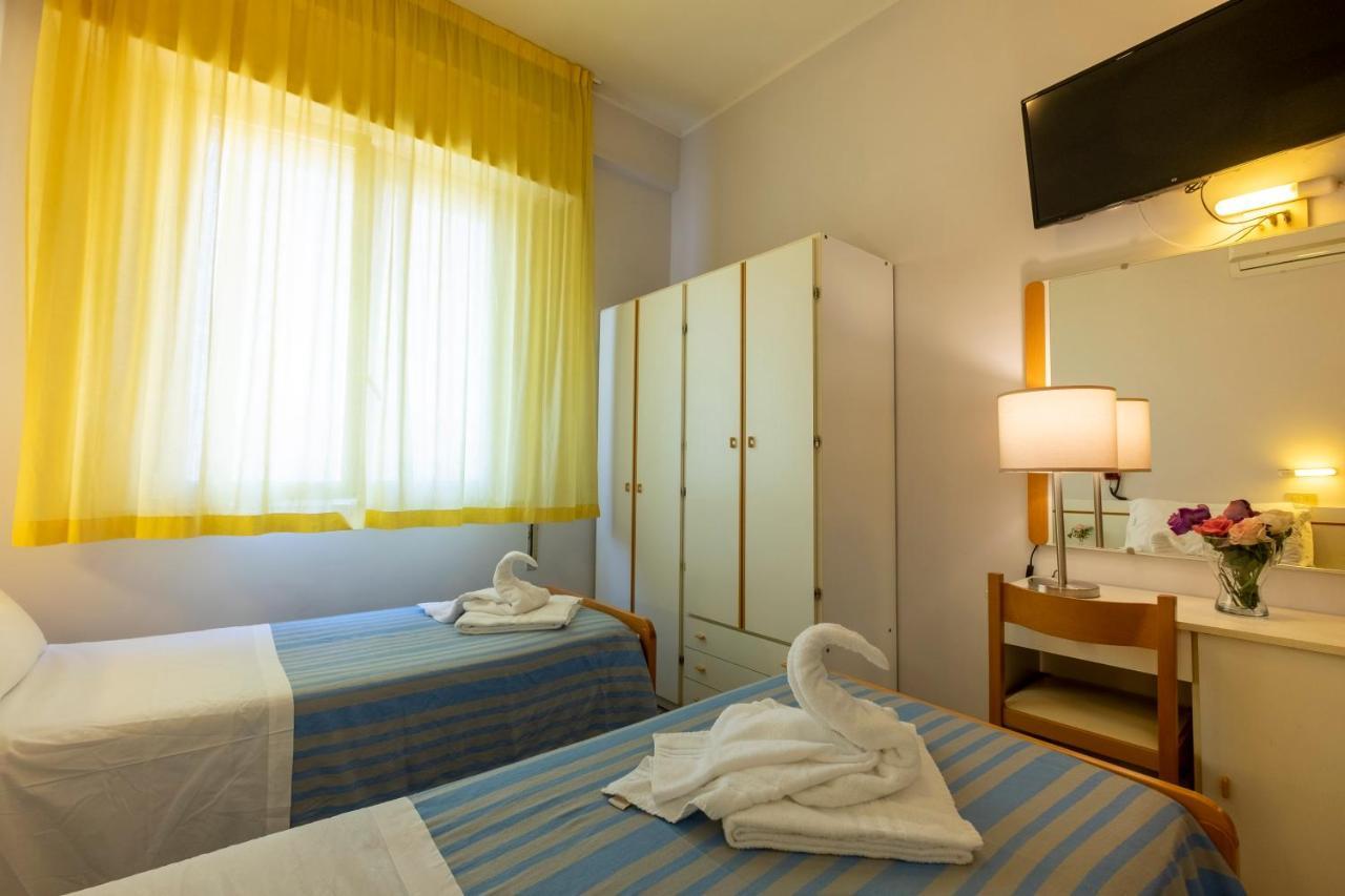Hotel Giumer Римини Экстерьер фото