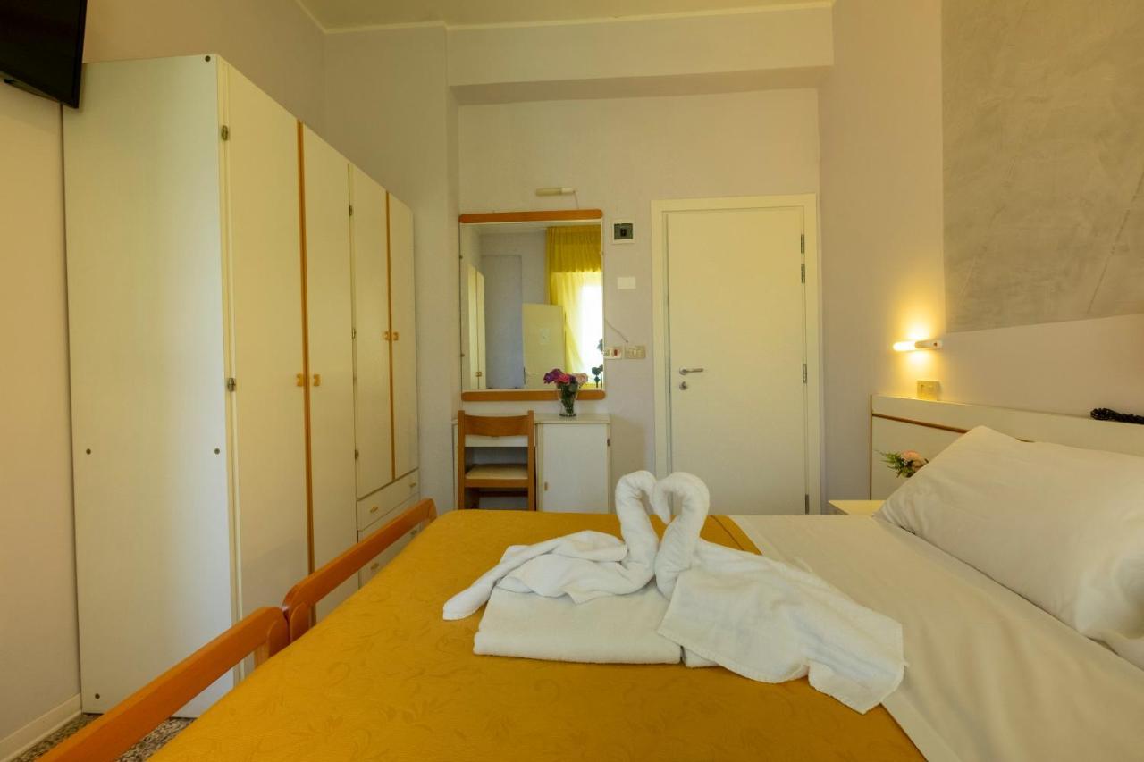 Hotel Giumer Римини Экстерьер фото