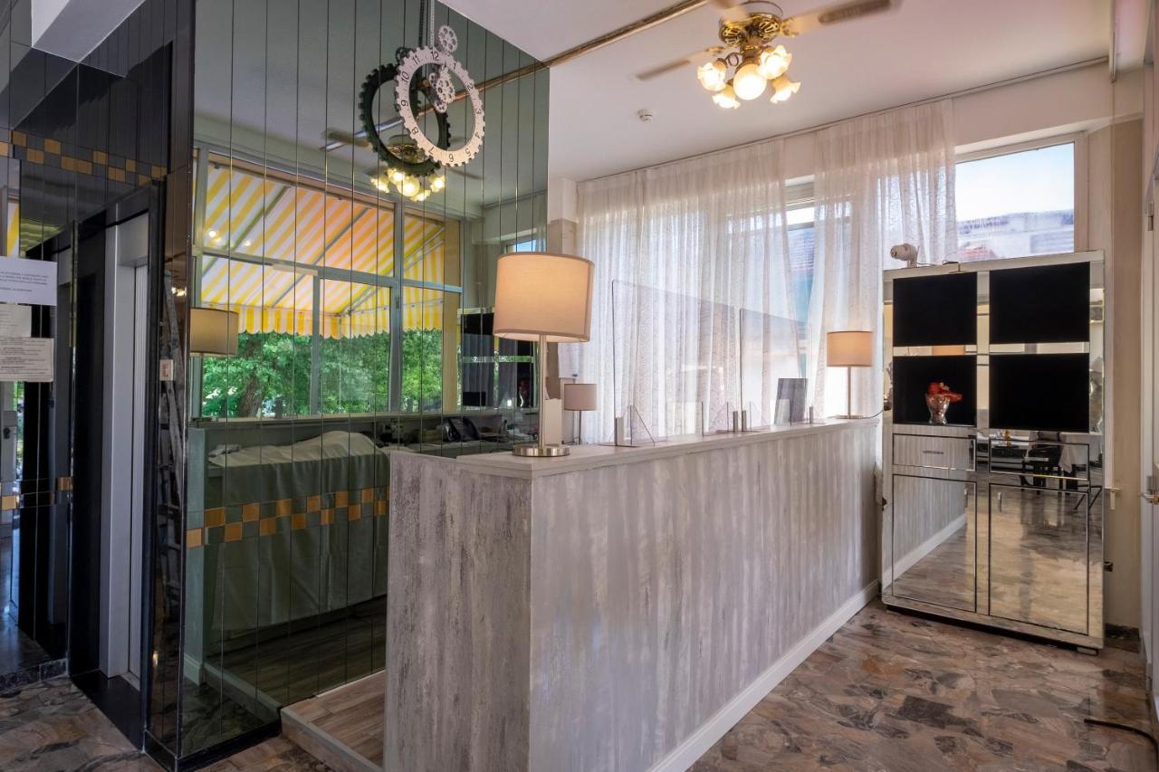 Hotel Giumer Римини Экстерьер фото