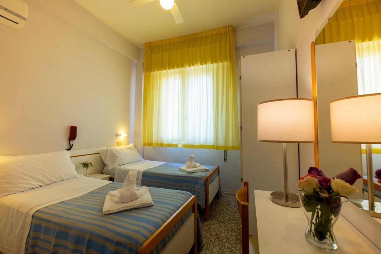 Hotel Giumer Римини Экстерьер фото