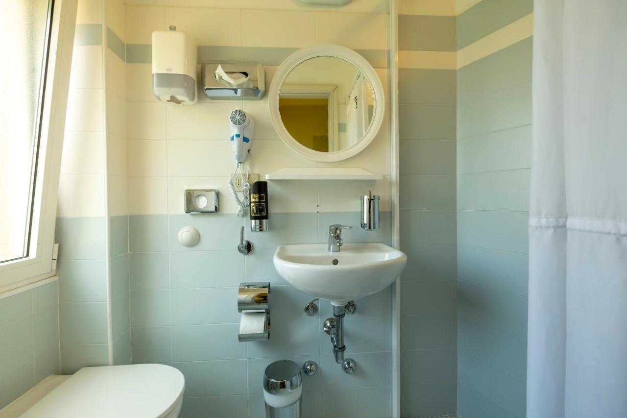 Hotel Giumer Римини Экстерьер фото