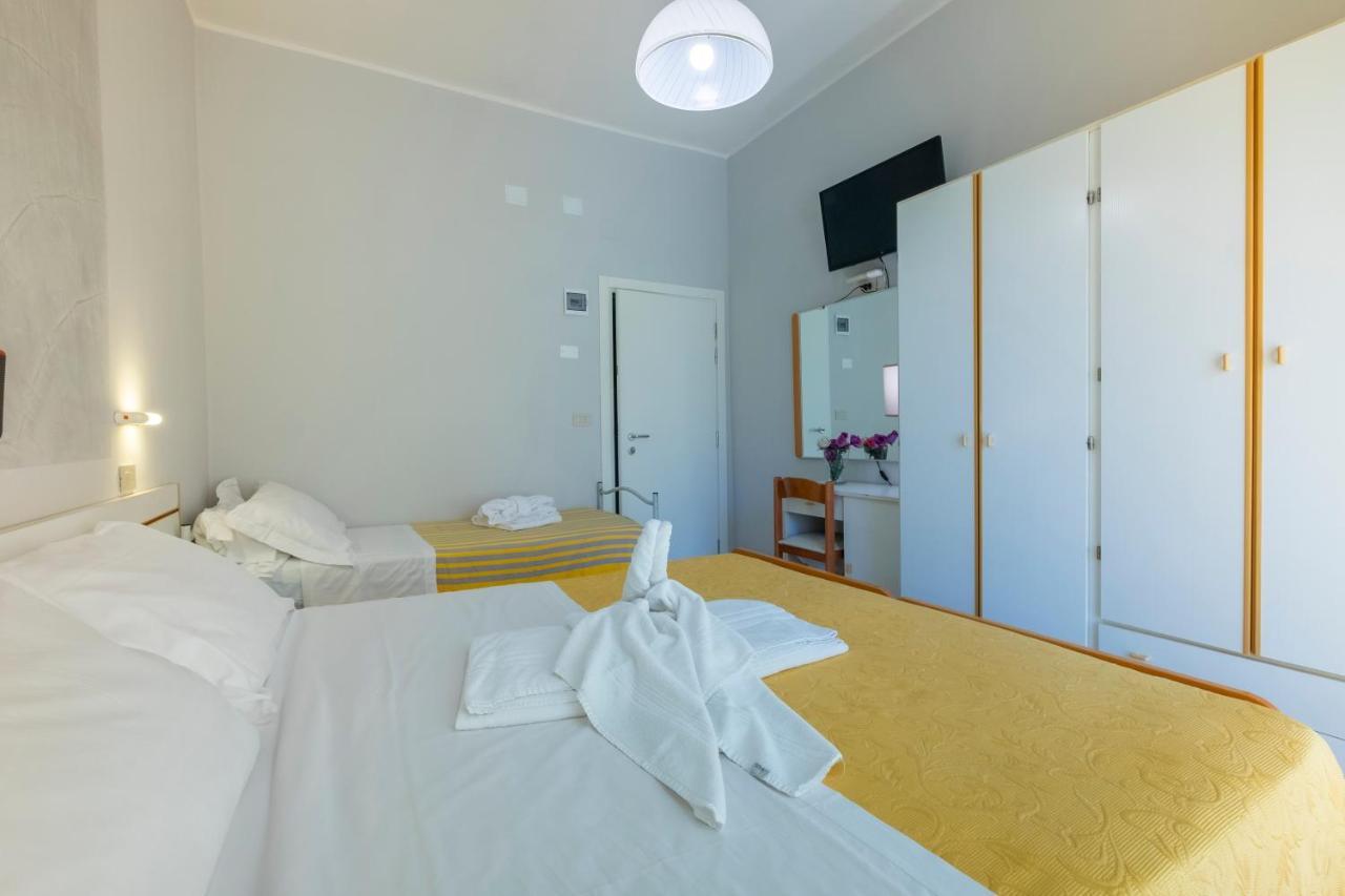 Hotel Giumer Римини Экстерьер фото