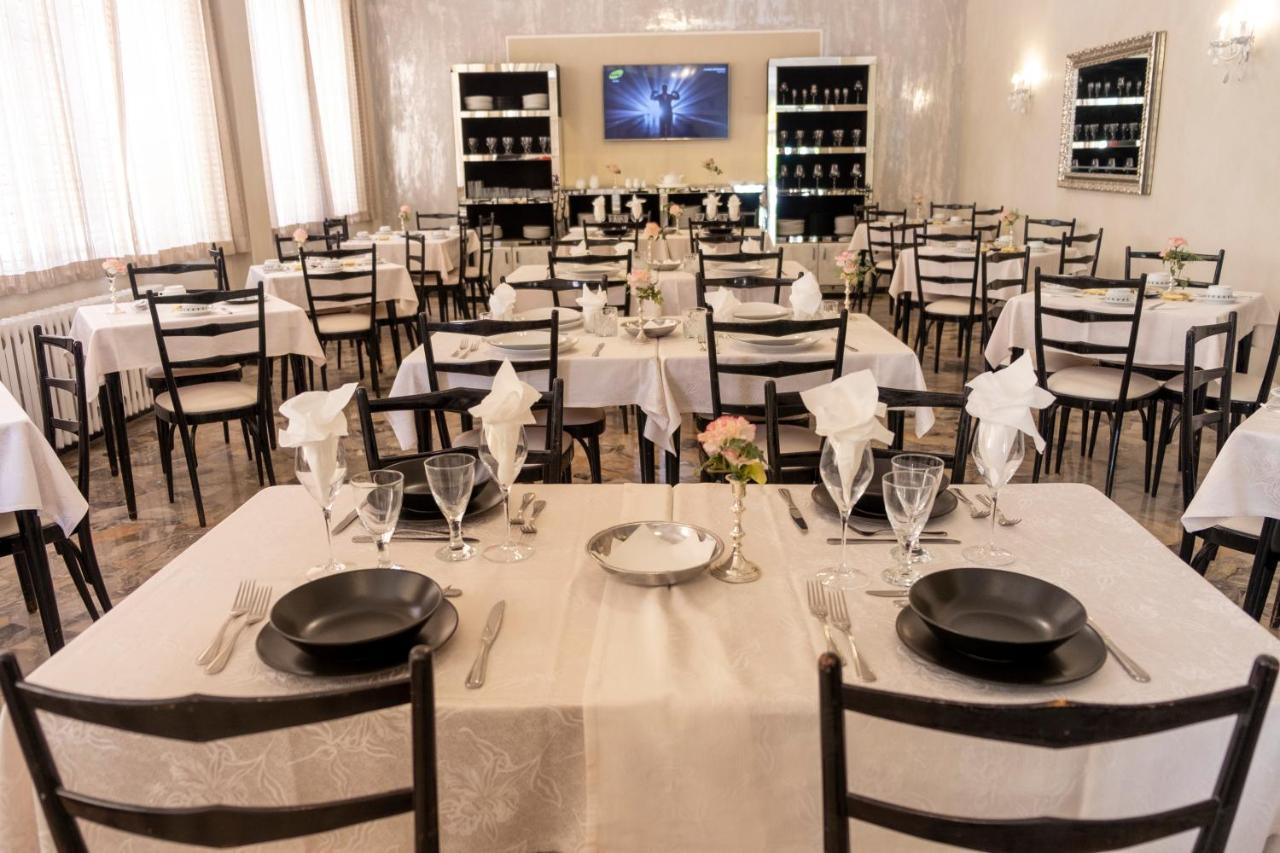 Hotel Giumer Римини Экстерьер фото