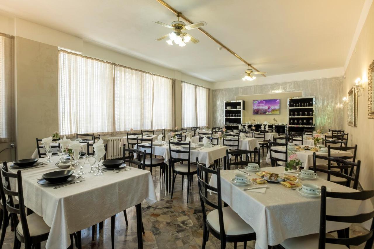 Hotel Giumer Римини Экстерьер фото