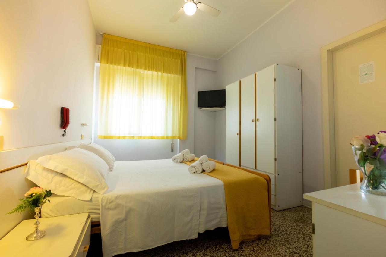 Hotel Giumer Римини Экстерьер фото