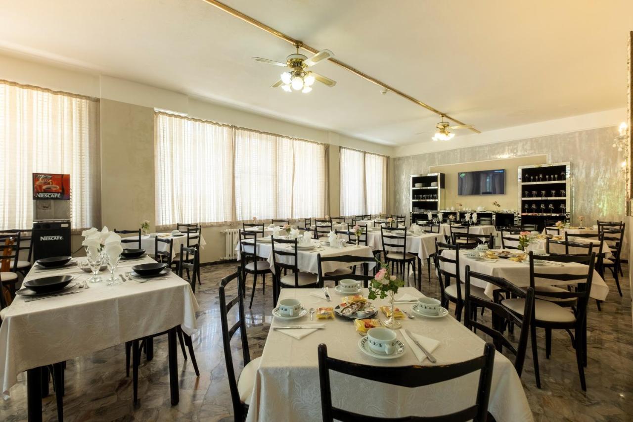 Hotel Giumer Римини Экстерьер фото