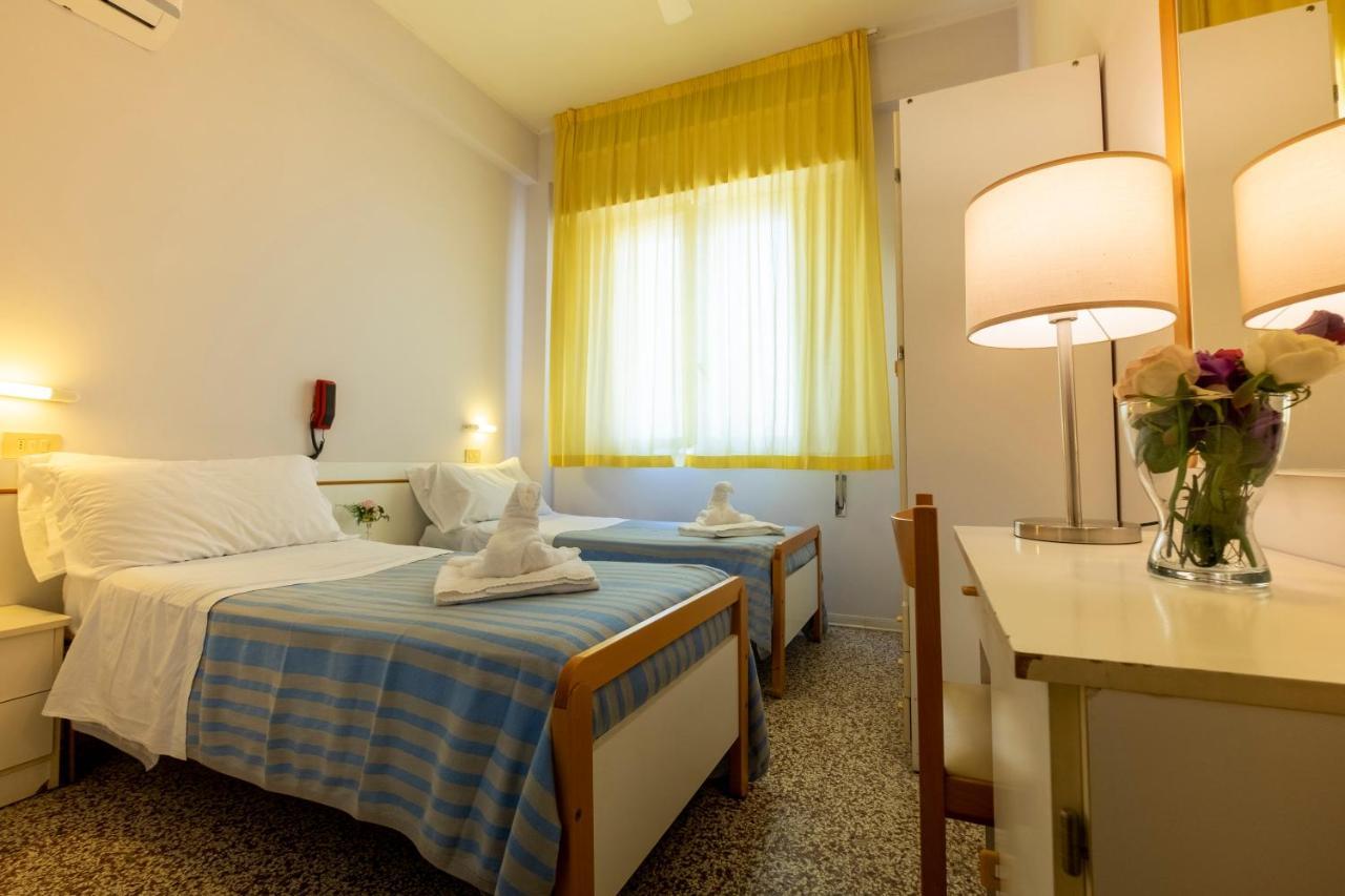 Hotel Giumer Римини Экстерьер фото
