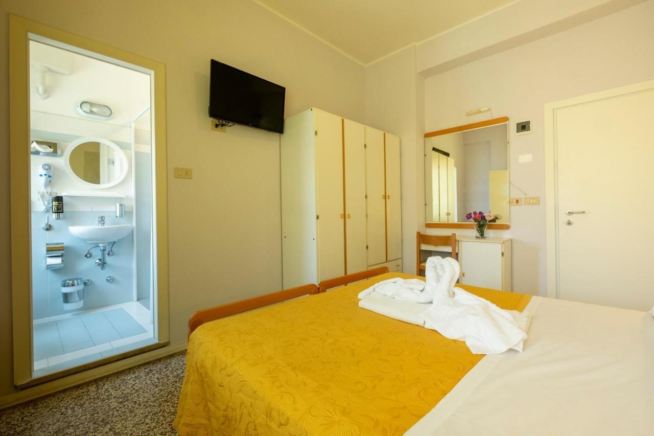 Hotel Giumer Римини Экстерьер фото