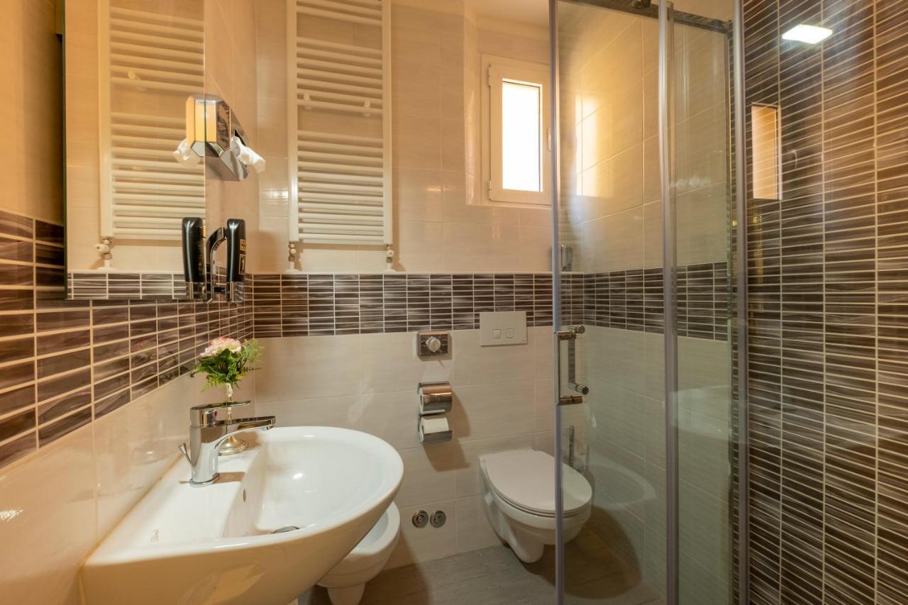 Hotel Giumer Римини Экстерьер фото