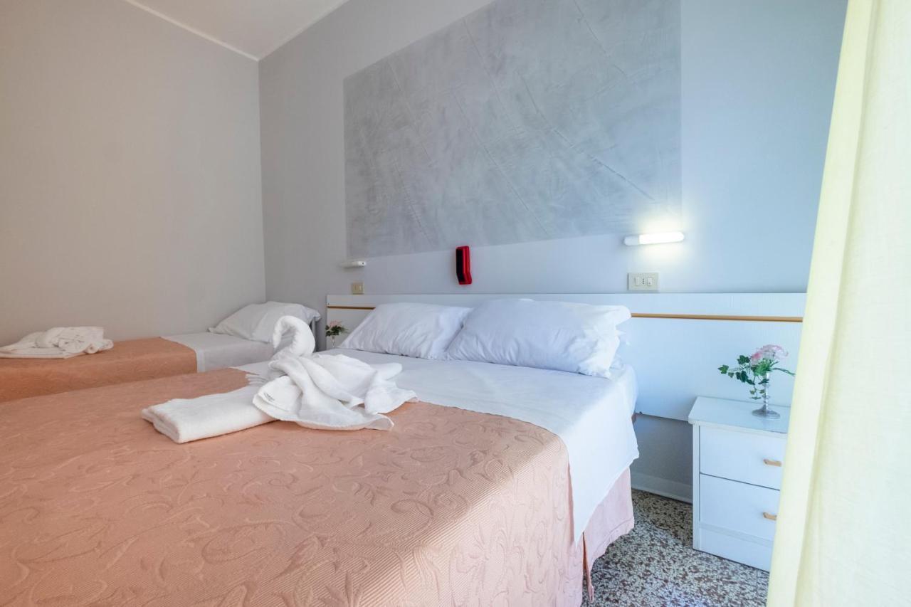 Hotel Giumer Римини Экстерьер фото