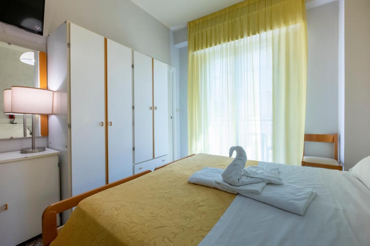 Hotel Giumer Римини Экстерьер фото
