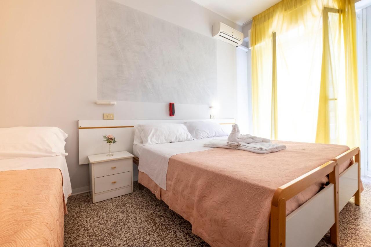 Hotel Giumer Римини Экстерьер фото