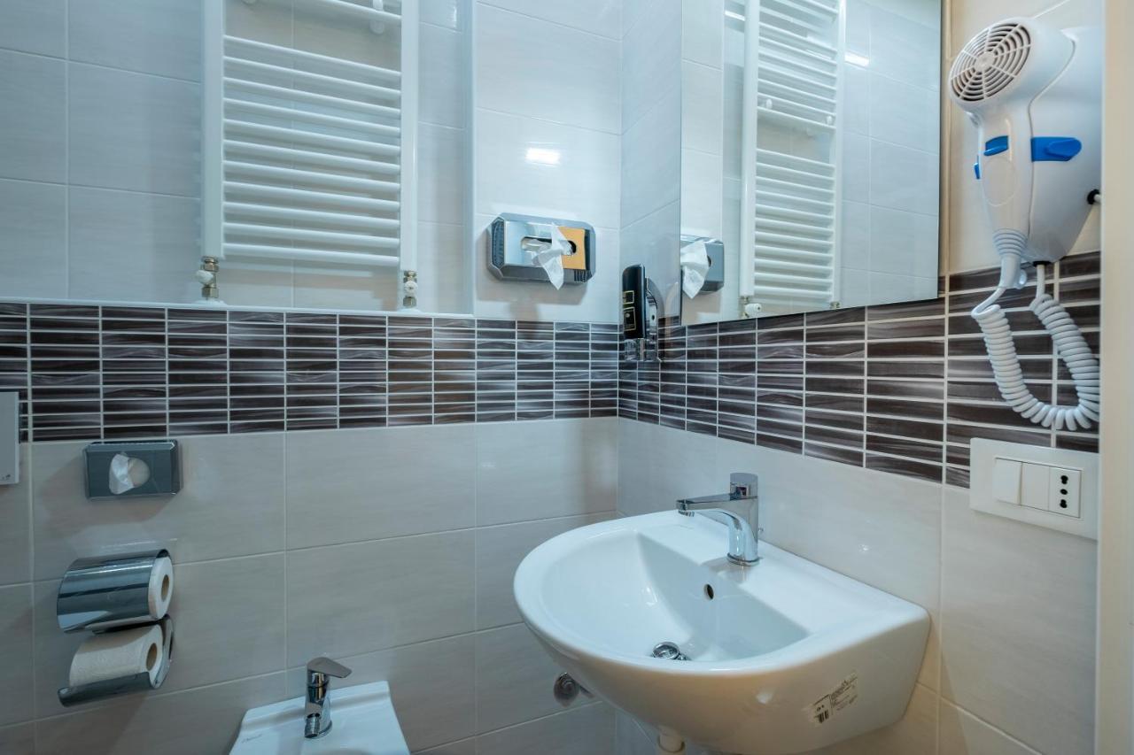 Hotel Giumer Римини Экстерьер фото